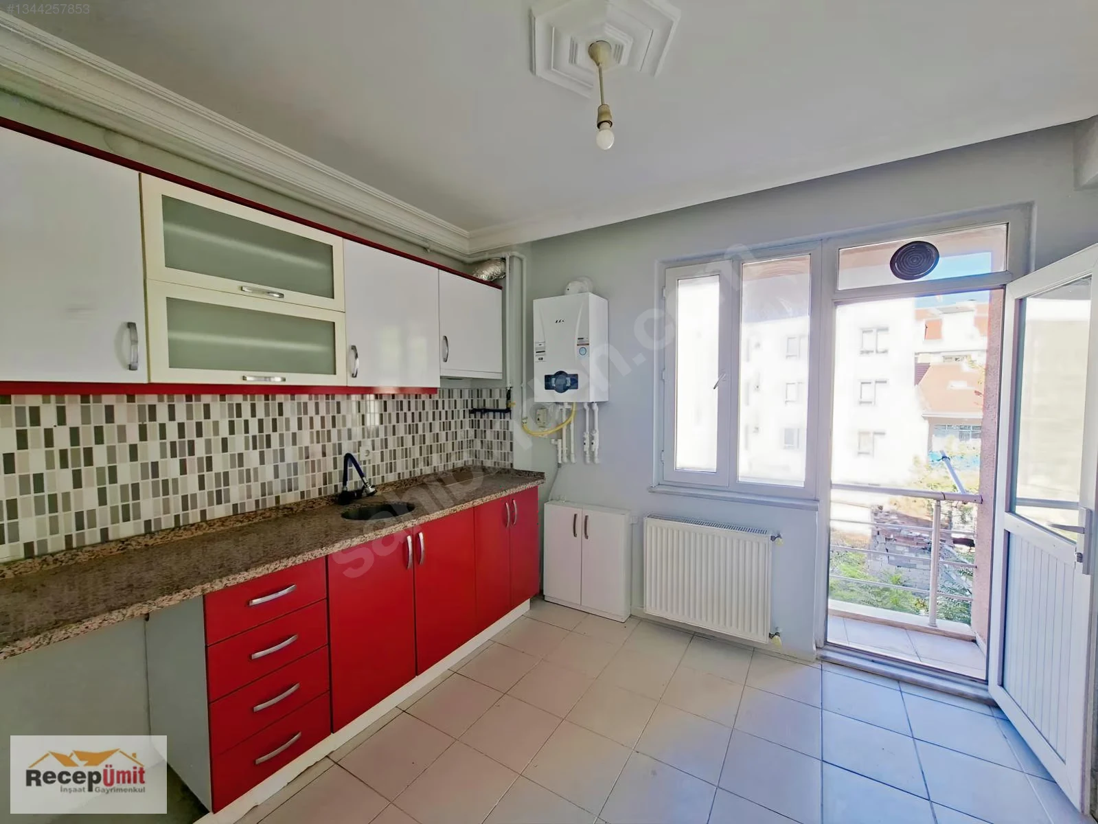 Recep Ümit: 2+1 apartment with lift opposite Gazi Primary School in Ömerağa